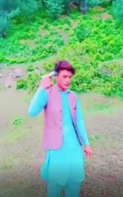 <p>Karaçi'de geçen yıl tüfeğiyle oynarken TikTok videosu geçen bir güvenlik görevlisi ölmüş ve yine bir başka genç de video çekmeye çalışırken tren çarpması sonucu hayatını kaybetmişti.</p>
<p> </p>