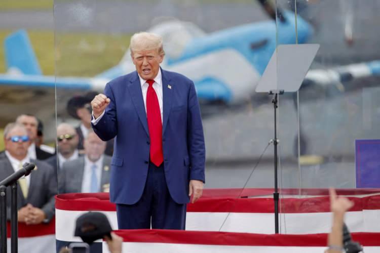 <p>Salı gecesi Demokratlaırn Chicago'da yapılan konuşmalardan kısaca bahsetti ve kalabalığa seslenerek "Obama sizin başkanınıza laf attı” ifadelerini kullandı.</p>

<p> </p>
