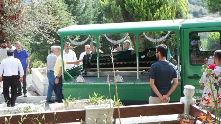 <p>Yapılan t&uuml;m m&uuml;dahalelere rağmen sokak k&ouml;peklerinin saldırdığı &Ouml;z&ccedil;elik, kurtarılamayarak hayatını kaybetmişti.</p>
