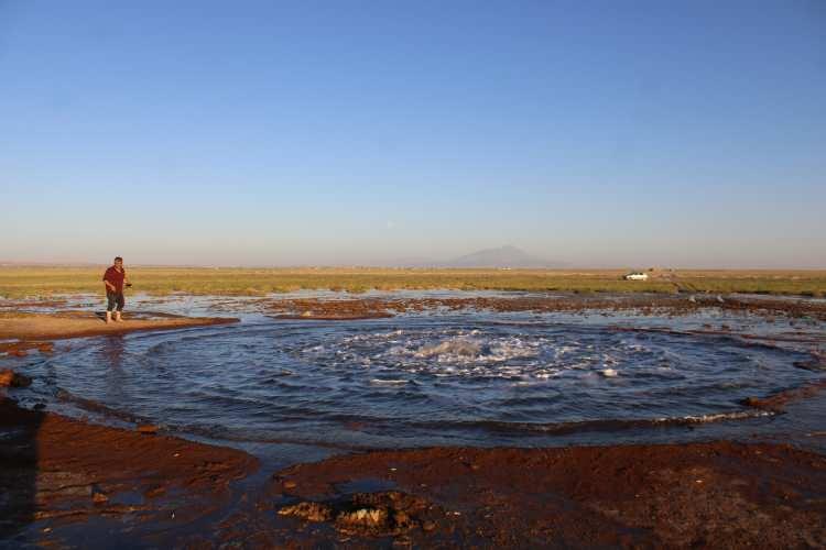 <p>"Gaz &ccedil;ıkışı d&uuml;şt&uuml;ğ&uuml; zaman karstik boşluğun i&ccedil;erisine su geliyor. 2016 yılında Kutlu k&ouml;y&uuml;nde bir su kuyusunda gaz &ccedil;ıkışı meydana gelmişti'' diyen &Ouml;zdemir, ge&ccedil;mişte yaşanan bir olayı &ouml;rnek verdi.</p>

