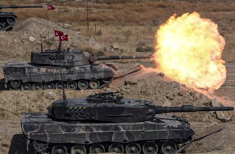 <p>Uzaktan komutalı silah sistemine sahip olan uçaksavarın da yer aldığı M60T, tank lazer uyarı sistemi (TLUS), mevziden çıkmadan 360 derece görüntü alınmasını sağlayan TEPES, dünyada sadece 5 ülkenin üretebildiği, tanksavar atışlarından koruyan PULAT sistemi ve reaktif zırh kaplamasını da üzerinde barındırıyor.</p>
