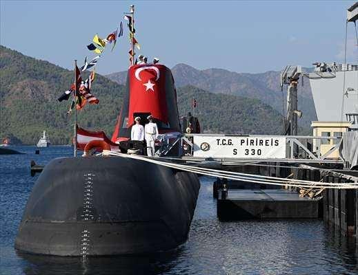 <p>"Denizlere hakim olan cihana hakim olur" prensibiyle bu alandaki kapasiteyi sürekli ileriye taşımayı sürdüreceklerinin altını çizen Erdoğan, "Nitekim bugün Deniz Kuvvetlerinin muharip unsurlarına harekat alanında lojistik destek sağlayacak, milli tersanelerimizde dizayn ve inşa edilen her biri 200'er tonluk 3 adet yakıt gemisini de hizmete alıyoruz. Bundan sonra Deniz Kuvvetlerimiz ile Sahil Güvenlik Komutanlıklarımıza bağlı yüzer unsurlar ve dost, müttefik unsurların lojistik ihtiyaçlarını daha rahat karşılayabileceğiz." diye konuştu.</p>
