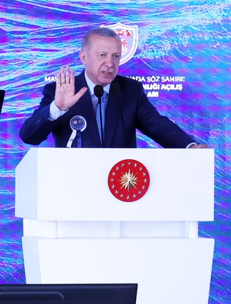 <p>Tersane altyapısının güçlendirilmesi için çalışmaların devam edeceğini vurgulayan Erdoğan, "İleride inşallah Mersin'de de bir tersanemiz olacak. İstanbul ve Gölcük Tersanelerimize ilaveten Ege ve Akdeniz kıyılarımızda da Mavi Vatan'ın muhafızlarının her türlü bakım, onarımını yapabileceğiz." ifadesini kullandı.</p>
