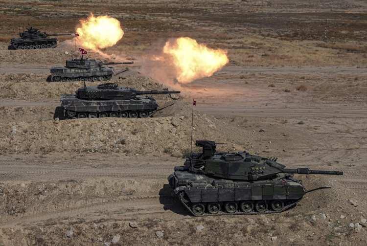 <p><strong>"Tank okuluna katılan her kursiyer ve öğrenci taktik eğitimlerin yanı sıra kullanacağı tankın teknik eğitimlerini almaktadır. Tank mürettebatı dört personelden oluşmaktadır."</strong> ifadesini kullanan Yüzbaşı Nennioğlu, kursiyer ve öğrencilerin görevlerine yönelik tankın gövde ve kule eğitimini aldıklarını belirtti.</p>

<p>​​</p>
