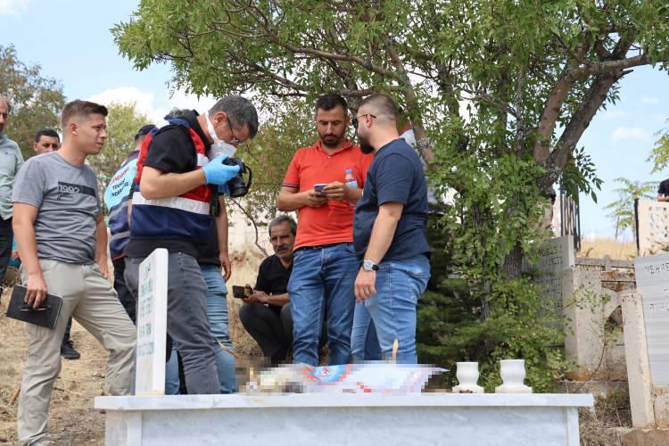 <p>Hayatını kaybeden büyüklerinin mezarını ziyarete gelen bir vatandaş, mezarlığın yanında poşete sarılı hayvan leşi olduğunu düşündüğü bir cisim gördü. </p>
