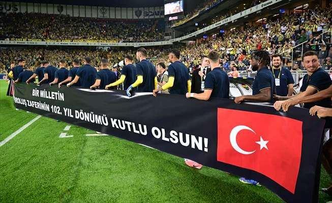 <p> Fenerbahçe oyuncuları maç öncesi üzerinde ''Bir Milletin Kurtuluş ve Varoluş Zaferinin 102. Yıl Dönümü Kutlu Olsun'' yazılı pankart taşıdı.</p>
