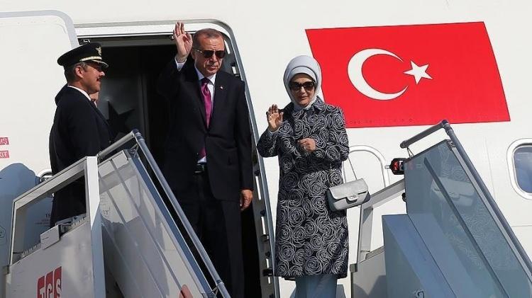 <p>Malezya Mayıs 2023'te, ülkenin Hava Kuvvetleri ve Polis operasyonlarını desteklemek için kullanılacak üç Anka insansız hava aracı satın almak üzere TUSAŞ ile 91,6 milyon dolarlık bir sözleşme imzaladığını duyurdu.Bir yıl sonra, 2024 baharında, bir Malezya Hava Kuvvetleri sözcüsü Naval News'e İHA'ların üretiminin ve Malezyalı operatörlerinin eğitiminin hala programda olduğunu söyledi.</p>

<p> </p>
