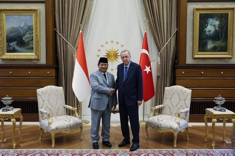 <p>Endonezya Donanması, devlete ait Türk Havacılık ve Uzay Sanayii tarafından üretilen Bayraktar'ın Akıncı ve Anka savaş uçaklarını satın almakla ilgileniyor. Baykar ve TAI, havacılık şirketi Dirgantara Indonesia ile ortaklık anlaşmasına yakın. </p>
