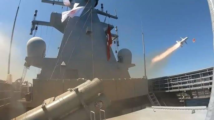 <p>Türkiye Atmaca'yı ABD yapımı AGM-84 Harpoon'ların yerini alması için üretiyor. Füzenin karada konuşlu versiyonu Kara Atmaca geçtiğimiz hafta en uzun test uçuşunu gerçekleştirerek yüzen bir hedefi tam isabetle vurdu. </p>