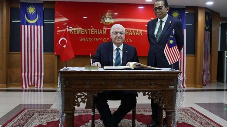 <p>Türkiye Savunma Bakanı Güler Pazartesi günü Malezya'yı ziyaret ederek Malezyalı mevkidaşı ve ülkenin başbakanı ile bir araya geldi. Beklendiği gibi ikili savunma işbirliğini ele aldılar.</p>

<p> </p>
