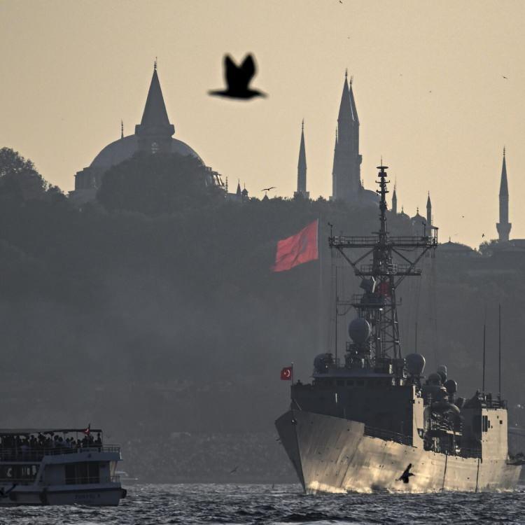 <p>Malezya, Kraliyet Donanması için üç gemi inşa etmek üzere Haziran ayında Türkiye ile bir sözleşme imzaladı. Defense News'e göre bu sözleşme Malezya için "savunma teçhizatı alımı için imzalanan ilk hükümet anlaşması." Türkiye'nin savaş gemilerinin inşasına bu yıl içinde başlaması ve önümüzdeki dört yıl içinde teslim etmesi bekleniyor. Gemiler Türk yapımı sensörler ve Atmaca füzeleri ile donatılacak. </p>

<p> </p>
