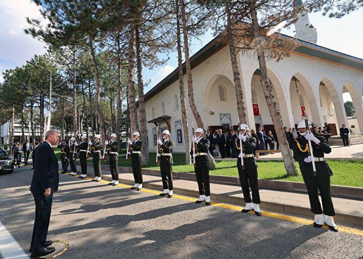 <p>Cumhurbaşkanı Recep Tayyip Erdoğan, Milli Savunma Üniversitesi Kara Harp Okulu Diploma Alma ve Sancak Devir Teslim Töreni'ne katıldı.</p>
