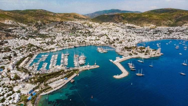 <p><strong>MUĞLA – BODRUM</strong></p>

<p>Tarihi ve doğal güzellikleriyle ünlü olan Bodrum, emekliler için popüler bir tercihtir. Ilıman iklimi, denizi ve sosyal imkanlarıyla dikkat çeker.</p>
