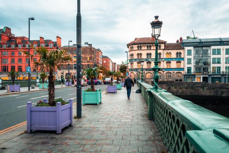 <p><span style="color:inherit">Askeri tarafsızlığı ve dış &ccedil;atışmalara katılmak i&ccedil;in h&uuml;k&uuml;met onayı ve BM yetkilendirmesi gereksinimi İrlanda'yı tarafsız bir varlık haline getiriyor.</span></p>

<p>&nbsp;</p>
