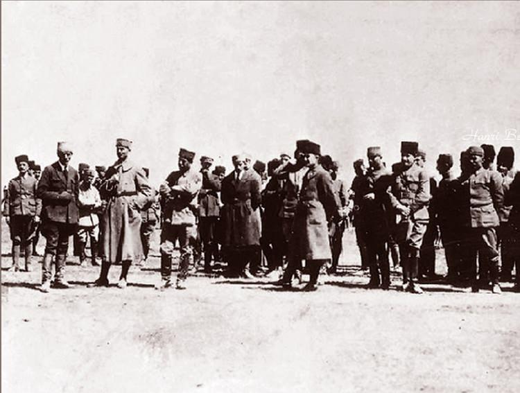 <p>Cumhurbaşkanlığı Devlet Arşivleri Başkanlığında özenle muhafaza edilen Başkumandan Mustafa Kemal Paşa'nın Rauf Bey'e gönderdiği telgrafın başında şu bilgiler aktarılıyor:</p>

<p> </p>
