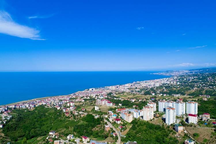 <p><strong>TRABZON – AKÇAABAT</strong></p>

<p>Karadeniz Bölgesi'nin incisi olan Trabzon'un Akçaabat ilçesi, deniz manzarası ve yeşillikler içinde bir yaşam arayan emekliler için uygun bir yerdir.</p>
