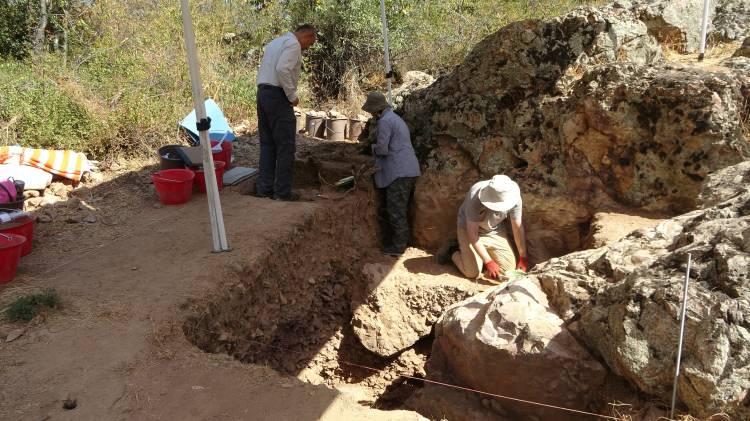 <p> Bu yılki çalışmalarda Orta Paleolitik Dönemde bölgede yaşamış fosil insanların çakmaktaşı hammadde ve sıcak su kaynakları nedeniyle mağarada uzun süreli ve yoğun bir şekilde ikamet ettikleri anlaşıldı.</p>
