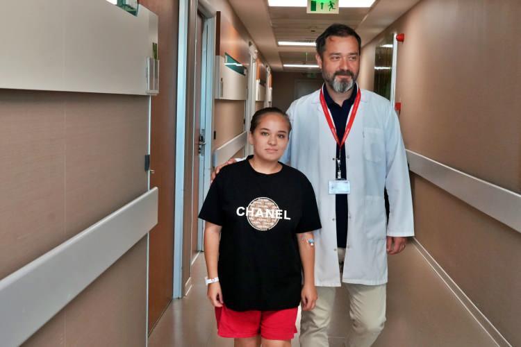 <p>Üniversiteyi bitirdikten sonra Türkiye'ye gelip doktorluk yapmak istediğini söyleyen Tagaeva, ameliyat sonrası ilk olarak ailesini görüntülü aradığını belirterek, Kırgızistan'a dönmesinin ardından yeni halinin birçok arkadaşına sürpriz olacağını kaydetti. Tagaeva, “Ben de üniversitemi bitirip başarılı bir doktor olmak istiyorum, ileride Türkiye'ye gelip doktor olmak isterim. Genel Cerrah olmayı hayal ediyorum. Ameliyattan çıktıktan sonra ilk olarak abimi babamı arkadaşlarımı görüntülü aradım. Herkes çok endişeliydi, başarılar diledi. Okuldan bazı arkadaşlarımın ameliyat olduğumdan haberleri yok, gidince sürpriz olacak, çok şaşıracaklar. Ameliyat öncesi boyum çok kısaydı, şimdi çok uzadı. Çok şaşıracaklar. Herkes için sürpriz olacak” ifadelerini kullandı.</p>
<p> </p>