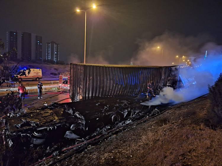 <p>Alınan Bilgiye göre R.T idaresindeki çikolata yüklü 33 CYP 36 plakalı tır ile sürücüsü henüz belirlenemeyen 31 RAH 61 plakalı tır çarpıştı. Kazayla birlikte 2 tırda yangın çıktı ve patlama meydana geldi.</p>
