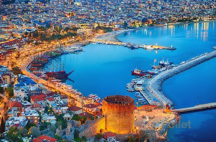 <p><strong>ANTALYA – ALANYA</strong></p>

<p>Alanya, özellikle yabancı emeklilerin de tercih ettiği bir ilçedir. Sahil boyunca uzanan kumsalları, turistik cazibesi ve sıcak iklimiyle tercih edilir.</p>
