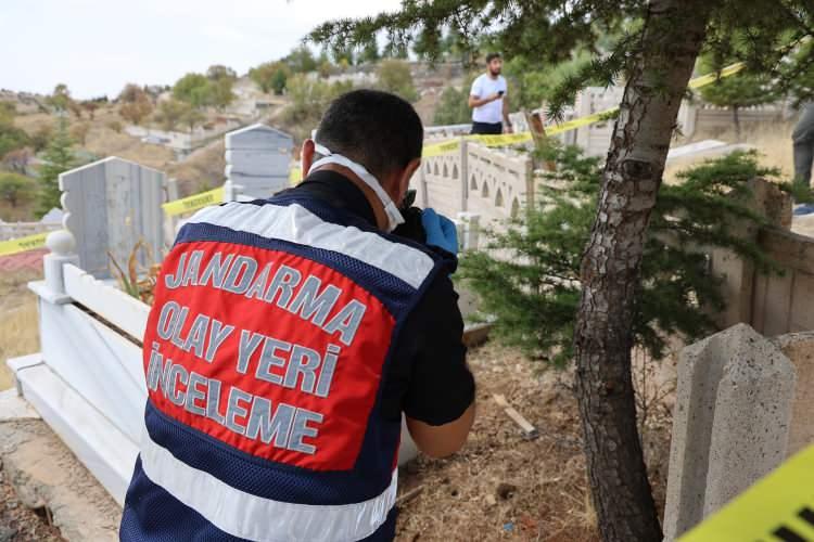 <p>Elazığ'da merkeze bağlı tarihi Harput Mahallesi'nde bulunan mezarlıkta kan donduran olay yaşandı.</p>
