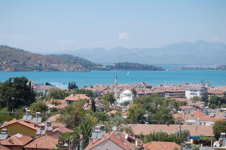 <p><strong>MUĞLA – FETHİYE</strong></p>

<p>Fethiye, hem yerli hem de yabancı emeklilerin gözde yerlerinden biridir. Ölüdeniz gibi doğal güzellikleri ve sıcak iklimiyle popülerdir.</p>
