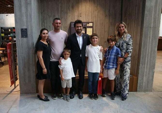 <p>Öte yandan Çıplak köyünde mayıs ayında bisikletiyle gezdiği esnada yolda bulduğu Roma dönemine ait 2 bin yıllık sikkeyi müzeye bağışlayan Onur Özcan Çimen'e, Bakan Yardımcısı Mumcu tablet bilgisayar armağan etti.</p>