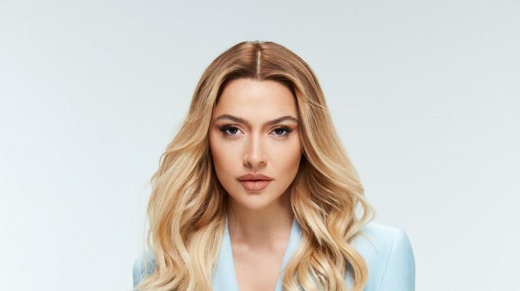 <p><strong>5- HADİSE</strong></p>
<p><strong>Annesinin intihar girişiminde bulunduğu haberleri çıkan Hadise'nin, kardeşleriyle sorun yaşadığı ortaya çıkmış, menajerliğini yaptığı ablası Hülya ile yolları olaylı şekilde ayrılmış, bir daha görüşmemişti. Hadise, ardından stilisti olan kardeşi Derya ile barıştı,ama Hülya ile yanyana gelmedi.</strong></p>