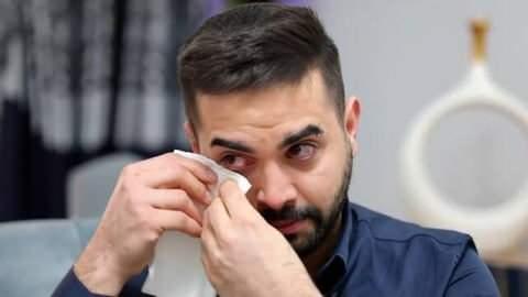 <p><strong>9- KADİR EZİLDİ</strong></p>
<p><strong>Kadir Ezildi'nin yıllar önce annesini, kardeşini ve kendisini terk ettiğini iddia ettiği babası yıllar sonra ortaya çıkmasıyla ilgili uzun süre gündem oldu. </strong></p>