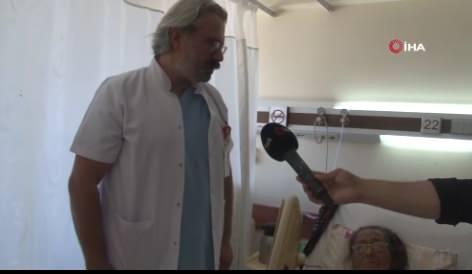 <p><span style="color:#B22222"><strong>&ldquo;HASTA OTURARAK UYUYORDU&rdquo;</strong></span></p>

<p><br />
Opr. Dr. Bağcı, hastadaki kitle &ccedil;ok b&uuml;y&uuml;k olduğu i&ccedil;in anestezinin hastaya, &lsquo;ameliyat olması &ccedil;ok risklidir' ibaresi verdiğini belirtti. S&ouml;zlerini s&uuml;rd&uuml;ren Bağcı, hastanın akciğerlerinden kalbine kadar b&uuml;y&uuml;k bir baskının olduğunu ve hastanın o s&uuml;re&ccedil;te oturarak uyuduğunu s&ouml;yledi.</p>

<p><span style="color:#B22222"><strong>&ldquo;KORKTUM, KA&Ccedil;TIM AMA &Ccedil;OK PİŞMANIM&rdquo;</strong></span></p>

<p><br />
Korktuğunu ve bu y&uuml;zden hastaneden ka&ccedil;tığını ifade eden Selma Coşkun da<strong><em> &ldquo;Ka&ccedil;tığım i&ccedil;in &ccedil;ok pişman oldum. Eğilemiyordum, nefes alamıyordum. &Ccedil;ok şikayetim vardı. Şu an &ccedil;ok iyiyim. B&uuml;t&uuml;n hocalarım &ccedil;ok g&uuml;zel ilgilendi&rdquo;</em></strong> c&uuml;mlelerine yer verdi.</p>
