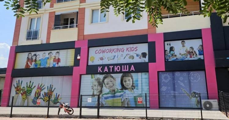 <p>Antalya'nın Konyaaltı il&ccedil;esinde belirlenen Ruslara ait 2 ka&ccedil;ak okula y&ouml;nelik inceleme sonunda, kapatma kararı ve idari para cezası uygulandı. Okullardan biri kapanırken, diğeri mahkemeden y&uuml;r&uuml;tmeyi durdurma kararı aldı. Rus ve Ukraynalılara ait ka&ccedil;ak olduğu iddiasıyla 3 kreş ve anaokulu i&ccedil;in de Antalya Valiliği inceleme başlattı.</p>
