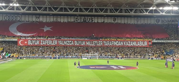 <p>Ayrıca sarı-lacivertli tribünlerde "Büyük zaferler yalnızca büyük milletler tarafından kazanılabilir" yazılı pankart açıldı. </p>
