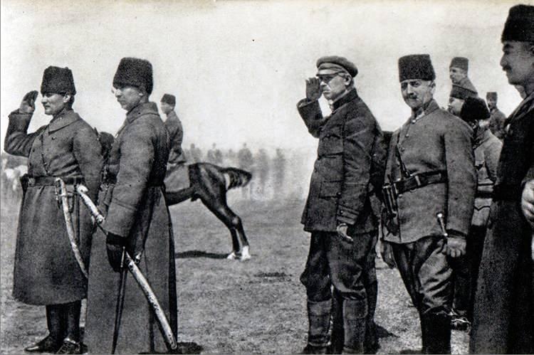 <p>Tarihçilere göre, Mustafa Kemal Paşa, vaziyet ve manzaranın tesiriyle bu düşman kuvvetinin kuzey istikametine çekildiğini ve gerek bu kuvvetin gerekse Eskişehir'de bulunan sair düşman kuvvetlerinin imhası için de tertibat alınmakta olduğunu bildirmiş, karşısında bulunan bütün düşman kıtalarının mevzilerini terk ederek çekilmeye başladıklarını da vurgulamıştır. Milli Mücadele'nin en önemli safhalarından birisi sayılan 26 Ağustos-30 Ağustos sürecine dair bizzat Mustafa Kemal Paşa'nın elinden çıkan bu belgeyi, tek başına Kurtuluş Savaşı'nın özeti olarak değerlendirmek mümkün.</p>