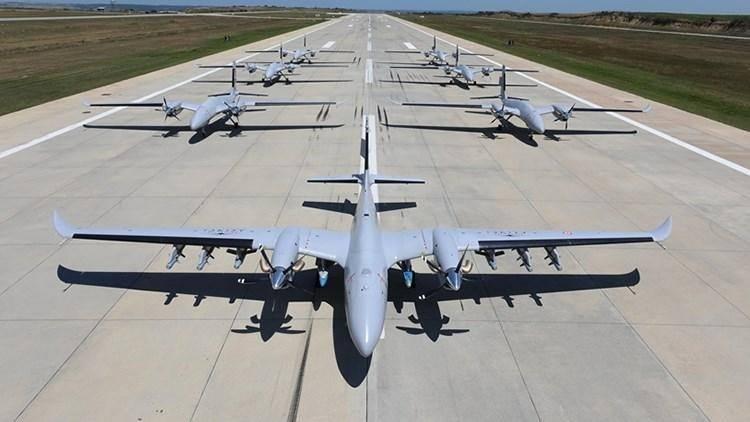 <p>Daha önce Türkiye'den 6-7 adet AKINCI TİHA-A alan ve bunları aktif şekilde konuşlandıran Pakistan'ın, güçlü modeli ile dikkat çeken AKINCI TİHA-B için de harekete geçtiği bilgisi verildi.</p>