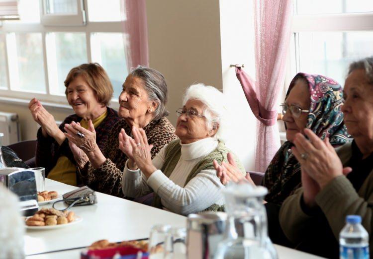 <p>15-64 yaş aralığında ölenlerin oranı % 66'dır.</p>
