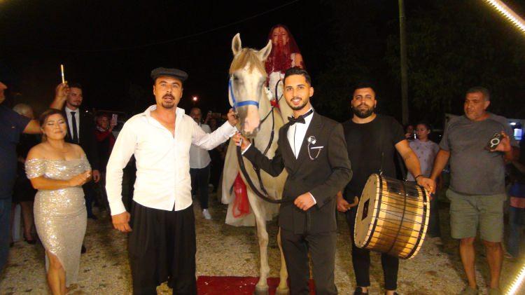 <p>Mersin'in Silifke ilçesinde dünyaevine giren Düriye Duygu Gür, babasının vasiyetini yerine getirmek için düğün salonuna at sırtında geldi.</p>