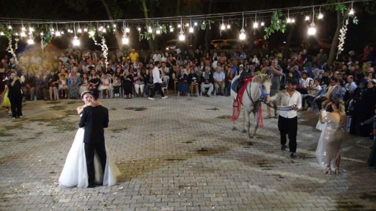 <p>Babasını trafik kazasında kaybeden Düriye Duygu, 2 yıl sonra Mahmut Can Bulduk ile evlenme kararı aldı. Düriye Duygu babasının vasiyeti üzerine bir at çiftliğinde beyaz bir at buldu. Bir hafta gibi kısa bir süre de at üzerinde alıştırma yaptı.</p>