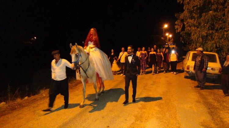 <p>Yeniçıktı Mahallesi'ndeki evinin önüne getirilen ata binen Düriye Duygu, davetliler tarafından büyük takdir topladı. Türk bayrağı ve davetlilerle birlikte eşi Mahmut Can Bulduk'un çektiği at ile düğün salonuna doğru yola çıkan Düriye Duygu düğün salonu önünde davul ve kalabalık bir toplulukla karşılandı.</p>