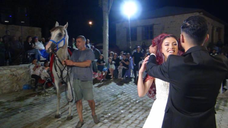 <p>Damat Mahmut Can Bulduk da kayınbabasının vasiyeti üzerine atla düğün salonuna girecekleri için çok mutlu ve heyecanlı olduklarını belirtti.</p>