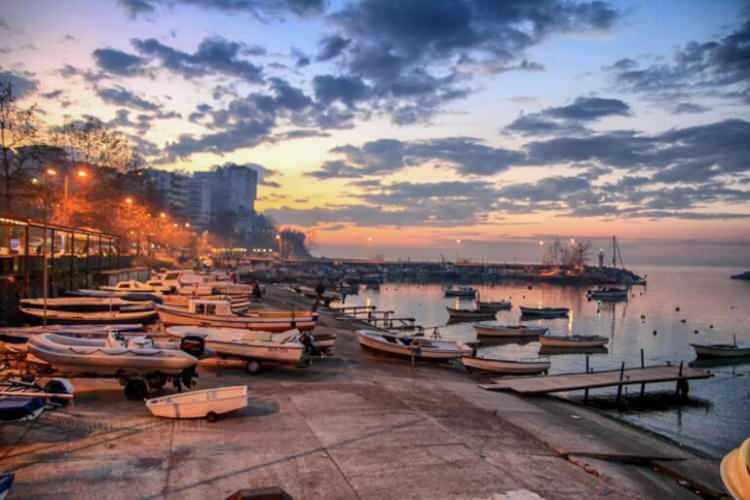 <p>Akçakoca, Düzce'nin Karadeniz kıyısında yer alan tarihi ve doğal güzellikleriyle tanınan bir ilçesidir. Batı Karadeniz'in incisi olarak anılan Akçakoca, mavi bayraklı plajları, yemyeşil ormanları ve Osmanlı döneminden kalma tarihi yapılarıyla dikkat çeker.</p>