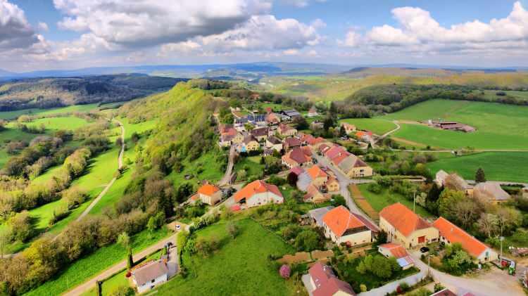 <p>Daday, Kastamonu'nun batısında yer alan ve doğal güzellikleriyle ünlü bir ilçedir. Zengin ormanları, yaylaları ve doğal yaşam alanlarıyla bilinen Daday, özellikle doğa turizmi ve at binme sporlarıyla öne çıkar. İlçe, tarihi yapıları ve geleneksel yaşam tarzıyla da dikkat çeker, bu nedenle hem doğa severler hem de kültür turizmiyle ilgilenenler için cazip bir destinasyondur.</p>
