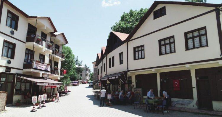 <p>Giresun'un Şebinkarahisar ilçesine bağlı Tamzara Mahallesi, restore edilen evleri, yöresel dokuması ve insanlarının sıcaklığıyla Anadolu kültürünü günümüze taşıyarak turizmcilerin ilgisini çekiyor.</p>
