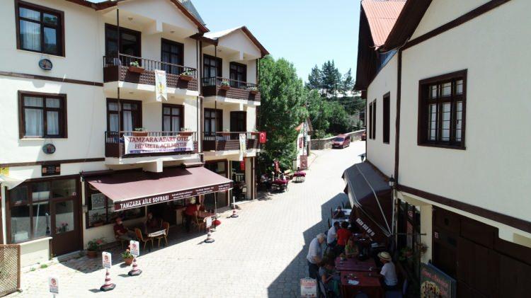 <p>Restore edilen evleri, yöresel dokuması ve insanlarının sıcaklığıyla Anadolu kültürünü günümüze taşıyan tarihi Tamzara Mahallesi turizmcilerin ilgisini çekiyor.</p>

<p>Şebinkarahisar ilçesinde karasal iklimin arasında yeşeren Tamzara Mahallesi, tarihi ev ve iş yerlerinin restore edilmesinin ardından farklı bir görünüme kavuştu. 21 yapının restore edildiği tarihi yerleşim yerinde, 7 binanın da restorasyonu devam ediyor.</p>

<p>Tamzara Mahallesi, kadınların ve erkeklerin birlikte vakit geçirdiği kahvehaneleri, havası ve kültürel dokusuyla insanları şehir hayatında uzaklaştırıyor.</p>
