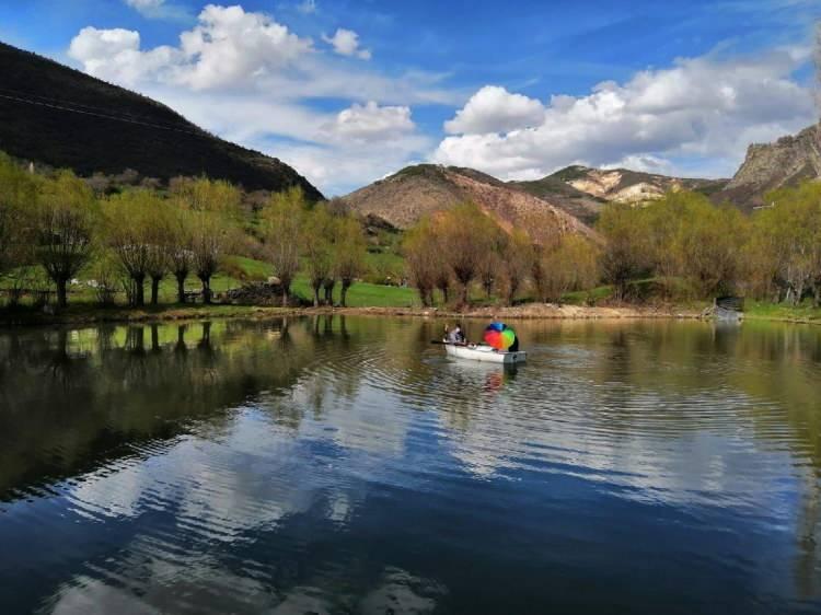 <p>Yaylalara yakın mesafedeki Tamzara, tur şirketlerinin de uğradığı bölgeler arasında yer alıyor. Mahalleye gelen turistler, asırlık Tamzara dokumasını inceleme ve tarihi yapıları görme fırsatı yakalıyor.</p>

<p> </p>
