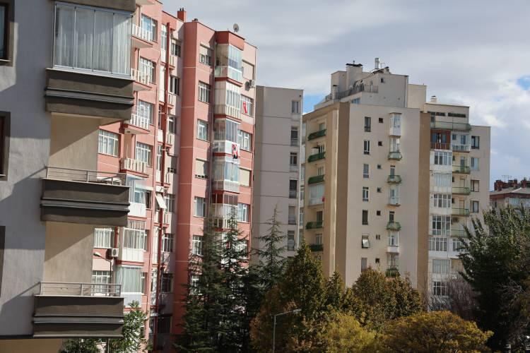 <p>Mal sahipleri imzaladıktan sonra Doğal Afet Sigortaları Kurumu (DASK) Zorunlu Deprem Sigortasını yaparlar.</p>
