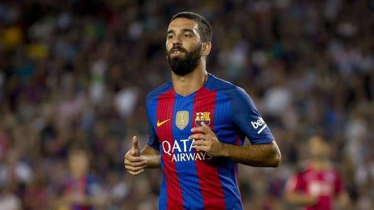 <p><strong>ARDA TURAN ZİRVEDE YER ALIYOR</strong><br />
<br />
Listenin ilk sırasında ise şimdilerde Süper Lig ekibi Eyüpspor'da teknik direktörlük yapan Arda Turan yer aldı.<br />
<br />
Arda, 2015-16 sezonu öncesinde 34 milyon euro +7 milyon euro başarı bonusları karşılığında bir İspanyol devi Barcelona'ya transfer olmuş ve en pahalı Türk futbolcu unvanını elde etmişti. </p>