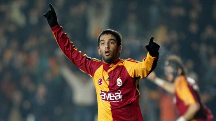 <p>12-) Arda Turan - 2011/2012<br />
<br />
* Galatasaray > Atletico Madrid<br />
<br />
* 13 milyon euro</p>