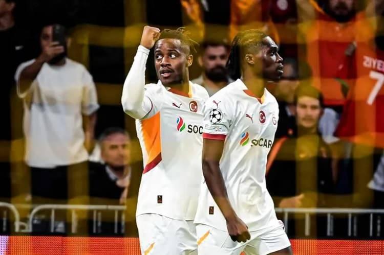 <p>Diğer yandan İsviçre'deki karşılaşmada oyuna sonradan giren ve attığı iki golle takımının tur şansını devam ettiren Michy Batshuayi, Mertens'in yerine ilk 11'de sahaya çıkacak.</p>