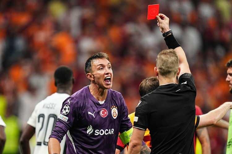 <p><strong>CBS Sports: </strong>Türkiye'de çılgınlık! Muslera gol sonrası Virginius'a tekme attı ve kırmızı kart gördü.</p>
