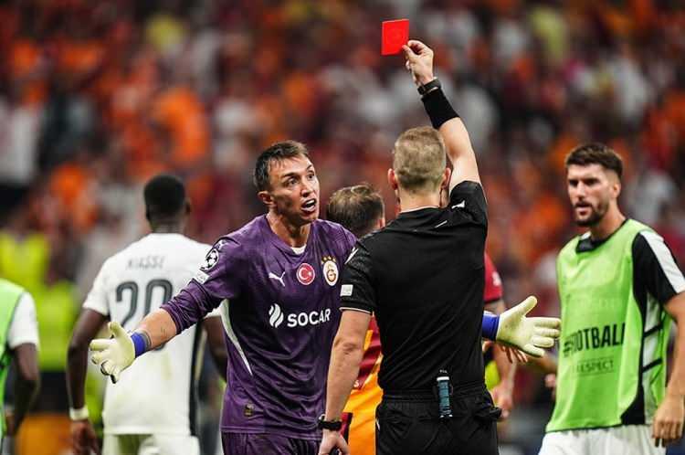 <p><strong>El Observador:</strong> Fernando Muslera, Young Boys maçında rakibe korkunç bir tekme attı ve direkt kırmızı kartla cezalandırıldı.</p>
